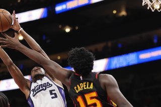 Capela (15) et les Hawks ont été battus par les Kings de De'Aaron Fox (5) vendredi KEYSTONE/AP/John Bazemore